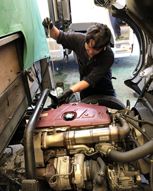 エンジンルームのオイルチェック